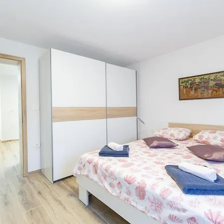 Apartment Mirni Kot
