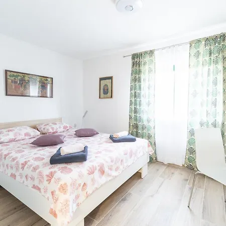 Apartment Mirni Kot *