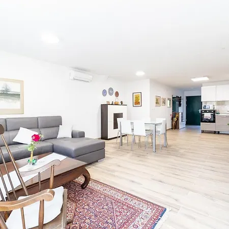 Apartment Mirni Kot *